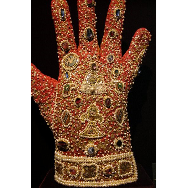Bead embroidery glove
